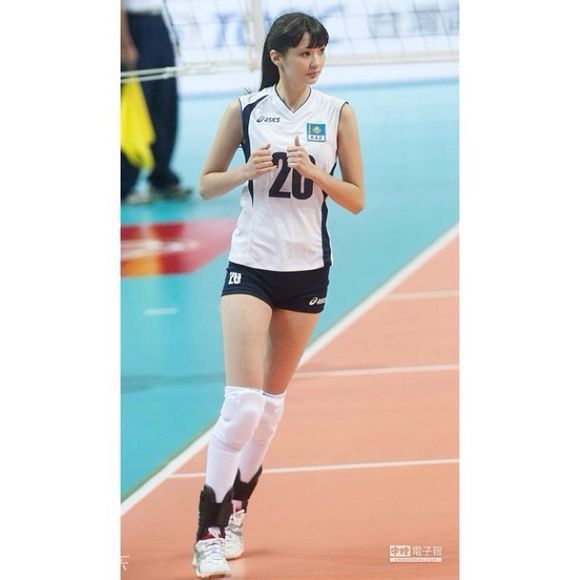 Altynbekova Sabina, jugadora de voleibol de Kazajstán tiene piernas largas de 1,2 metros
