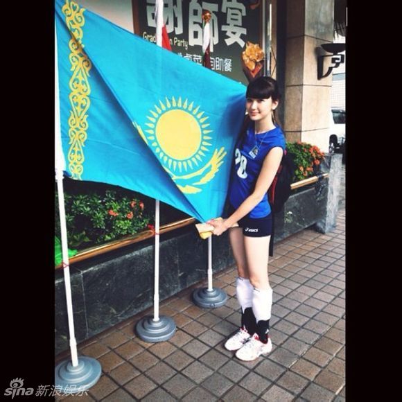 Altynbekova Sabina, jugadora de voleibol de Kazajstán tiene piernas largas de 1,2 metros