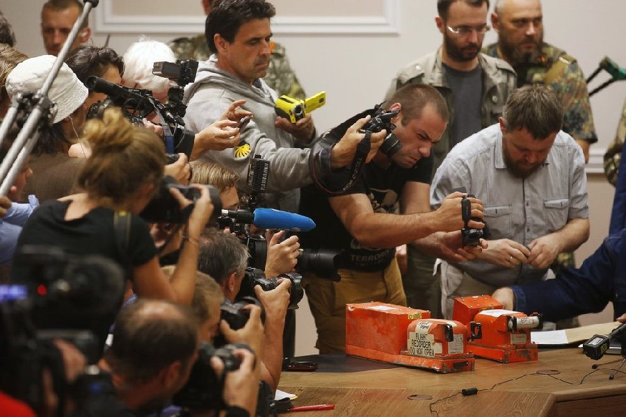 Líder separatista prorruso entrega cajas negras del MH17