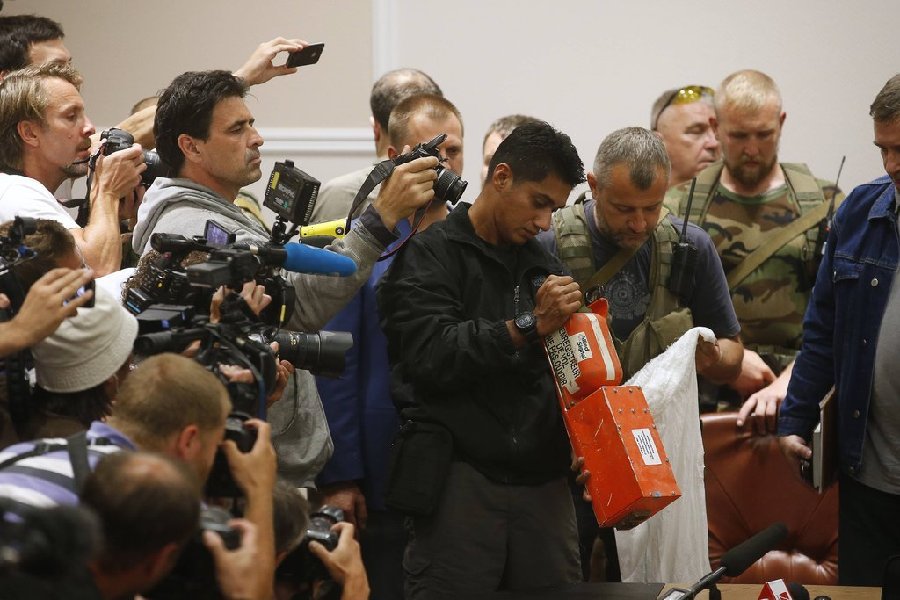 Líder separatista prorruso entrega cajas negras del MH17