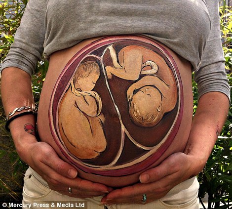 Artista Carrie Preston hace pinturas creativas para mujeres embarazadas7