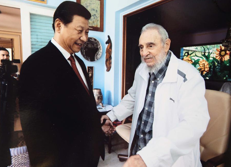 El presidente chino visita a Fidel Castro, líder de la Revolución Cubana