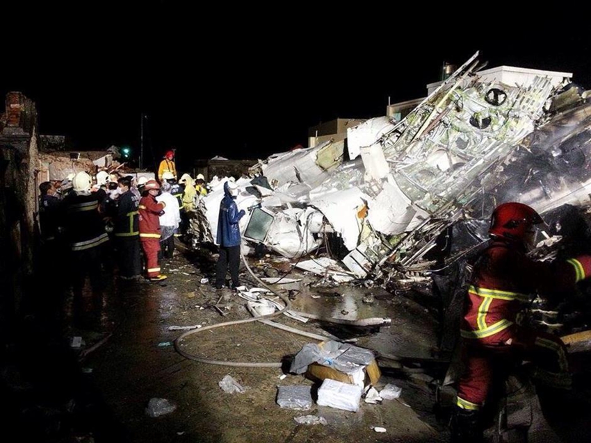 Avionazo en Taiwán: mueren 48 personas10