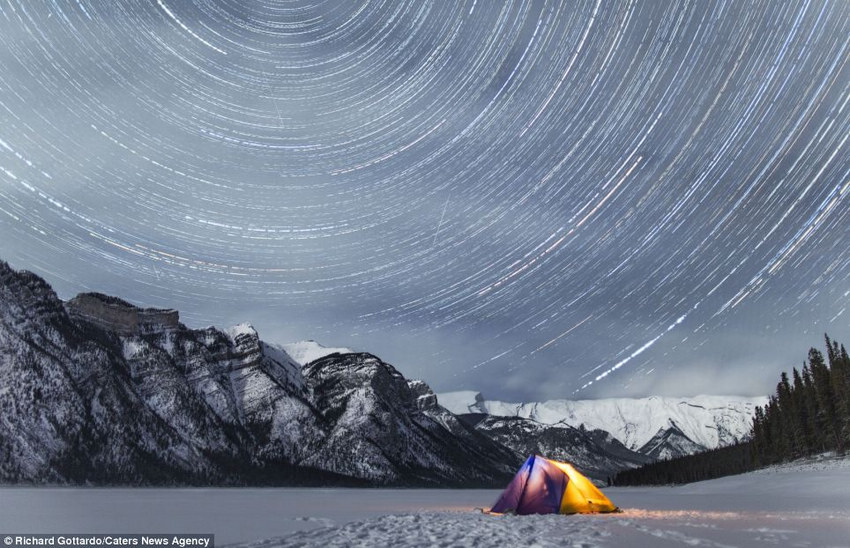 La hermosa aurora boreal de las Montañas Rocosas capturada por Richard Gottardo