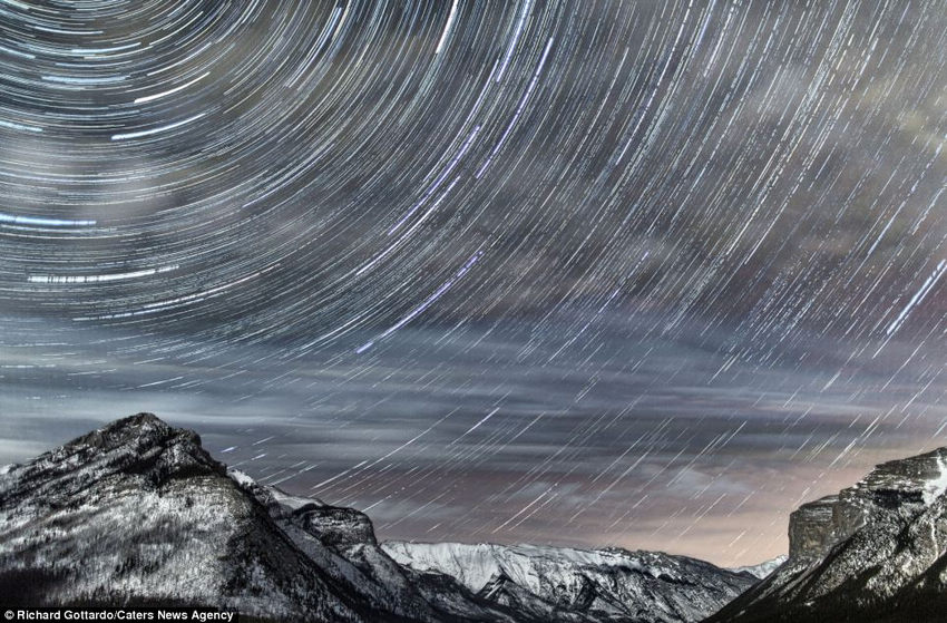 La hermosa aurora boreal de las Montañas Rocosas capturada por Richard Gottardo