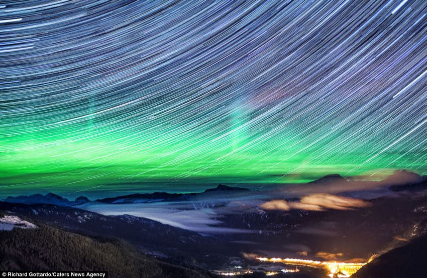 La hermosa aurora boreal de las Montañas Rocosas capturada por Richard Gottardo