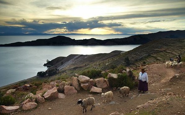 El lago navegable del nivel del mar más alto del mundo - la frontera de Bolivia y Perú, Lago Titicaca 世界上海拔最高的通航湖——玻利维亚与秘鲁交界，的的喀喀湖