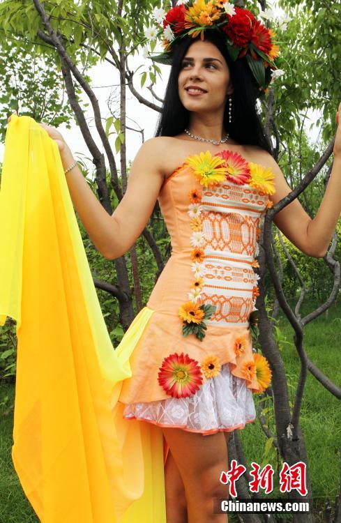Bellezas de distintos países en vestidos tradicionales de su nación7