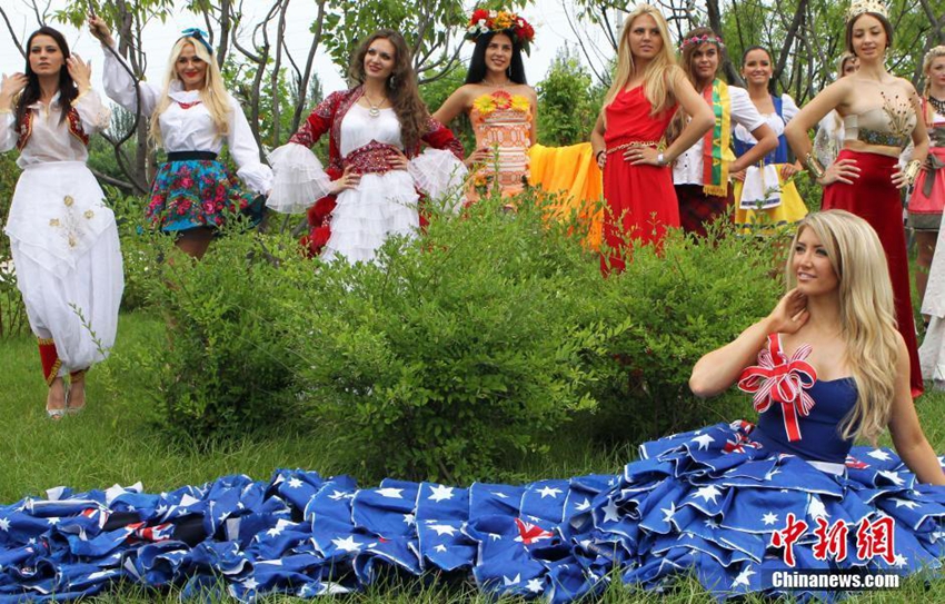 Bellezas de distintos países en vestidos tradicionales de su nación1