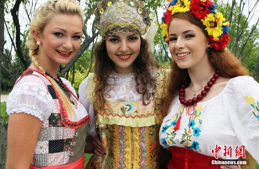 Bellezas de distintos países en vestidos tradicionales de su nación8