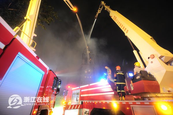 Incendio reduce a escombros antigua catedral católica en China