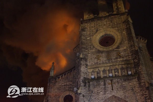 Incendio reduce a escombros antigua catedral católica en China