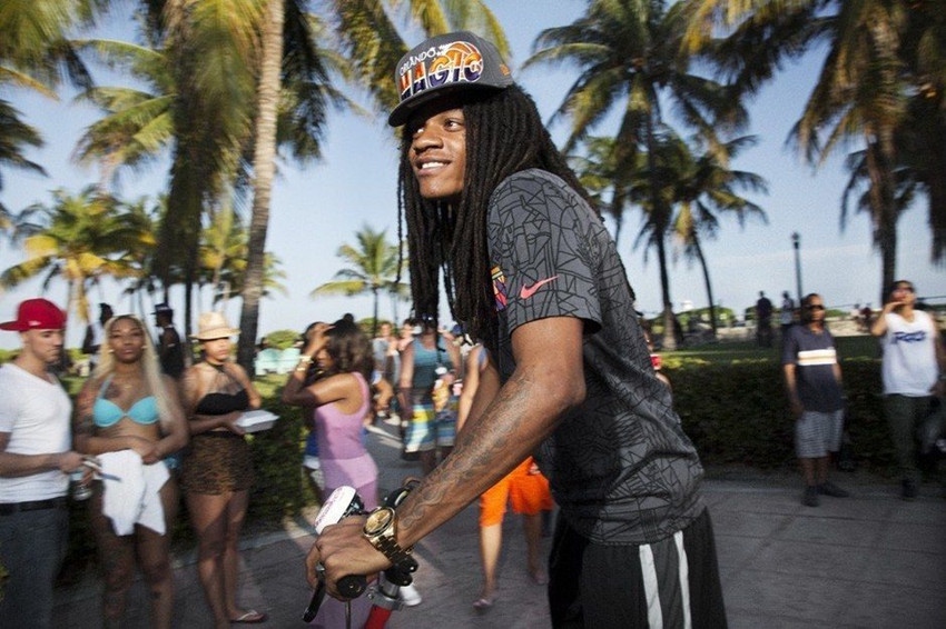 Adolescentes de Miami pasan vacaciones fantásticas en la playa8