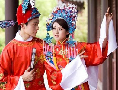 Hermosura oriental: bellas chinas en tradicional vestido de boda 