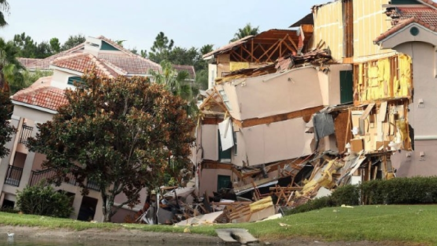 Un socavón de 18 metros de ancho se formó debajo del Summer Bay Resort en Clermont, Florida, se derrumbaron dos edificios.