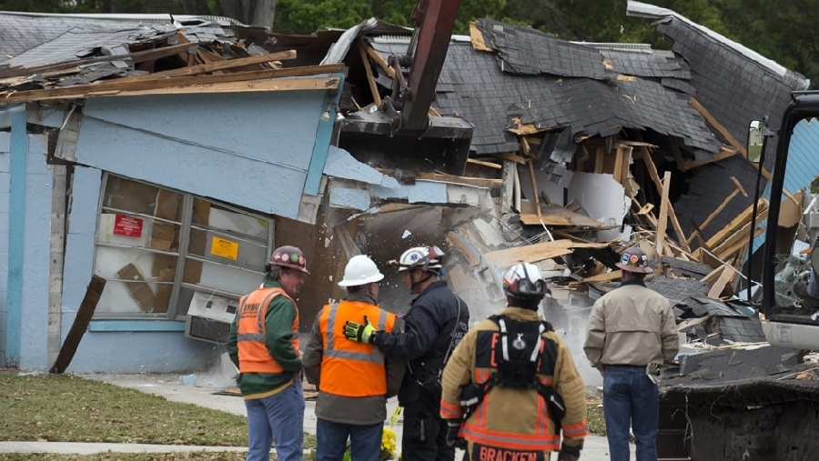Trabajadores tuvieron que demoler una casa en Seffner, Florida, donde un socavón se abrió por aguas subterráneas ácidas que corroen la piedra caliza.