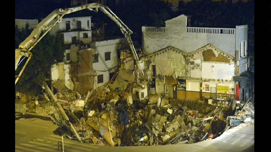 Edificios cayeron dentro de un socavón cerca de las obras de una nueva línea de metro en Guangzhou, China, en enero de 2013, no hubo víctimas. 