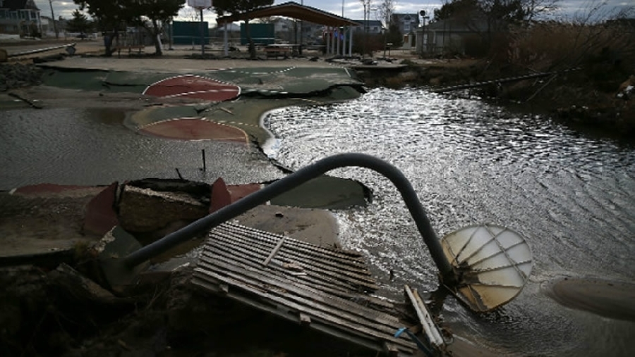 Una cancha de basquetbol en Ortley Beach, Nueva Jersey, cayó en un socavón ocasionado por una súper tormenta en noviembre de 2012.