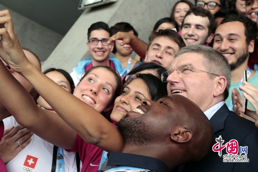 Presidente del COI toma selfies con jóvenes reporteros1