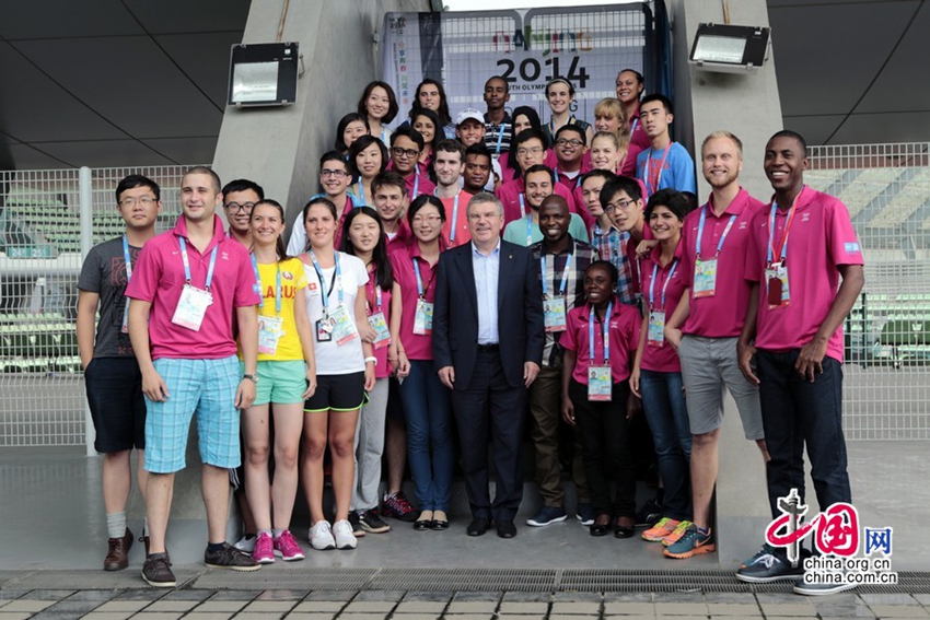 Presidente del COI toma selfies con jóvenes reporteros2