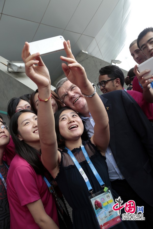 Presidente del COI toma selfies con jóvenes reporteros3