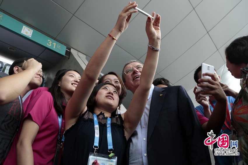 Presidente del COI toma selfies con jóvenes reporteros4