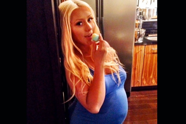 Repasan fotos de la sexy cantante Cristina Aguilera cuando estaba embarazada 1