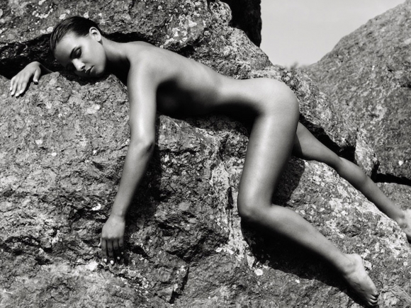 La sexy model rusa Maria Popova se desnuda completamente 1