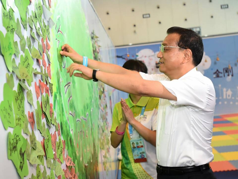 Premier chino visita a los voluntarios de los Juegos Olímpicos de la Juventud en Nanjing 