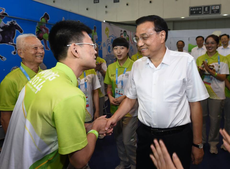 Premier chino visita a los voluntarios de los Juegos Olímpicos de la Juventud en Nanjing 