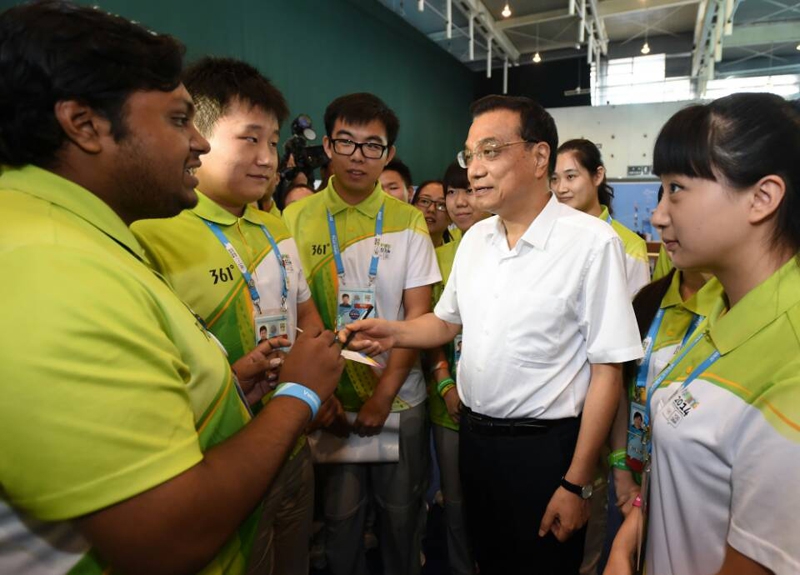 Premier chino visita a los voluntarios de los Juegos Olímpicos de la Juventud en Nanjing 