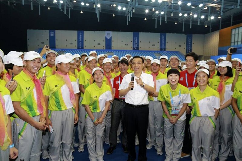 Premier chino visita a los voluntarios de los Juegos Olímpicos de la Juventud en Nanjing 