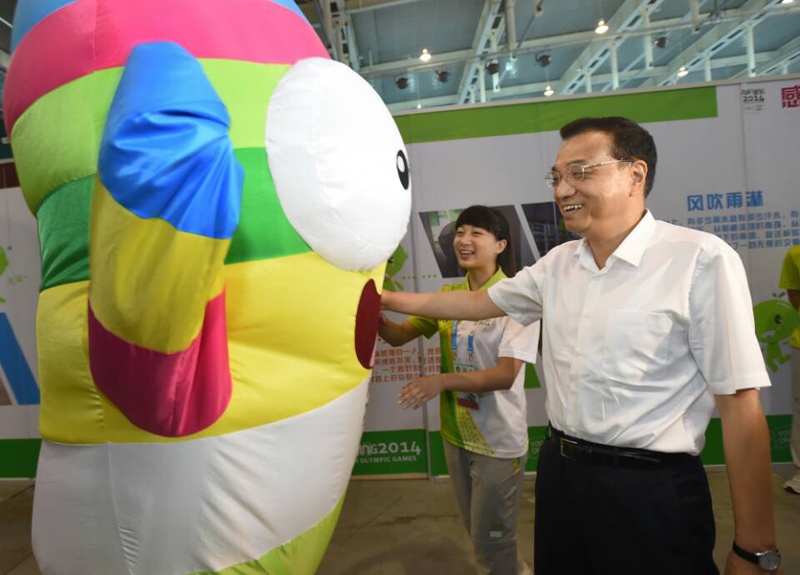 Premier chino visita a los voluntarios de los Juegos Olímpicos de la Juventud en Nanjing 