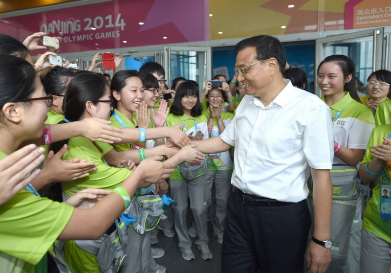 Premier chino visita a los voluntarios de los Juegos Olímpicos de la Juventud en Nanjing 