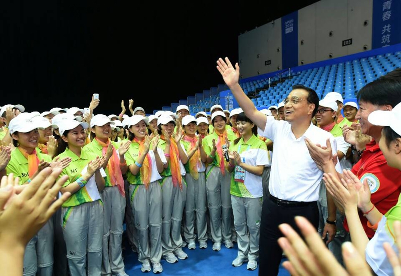 Premier chino visita a los voluntarios de los Juegos Olímpicos de la Juventud en Nanjing 