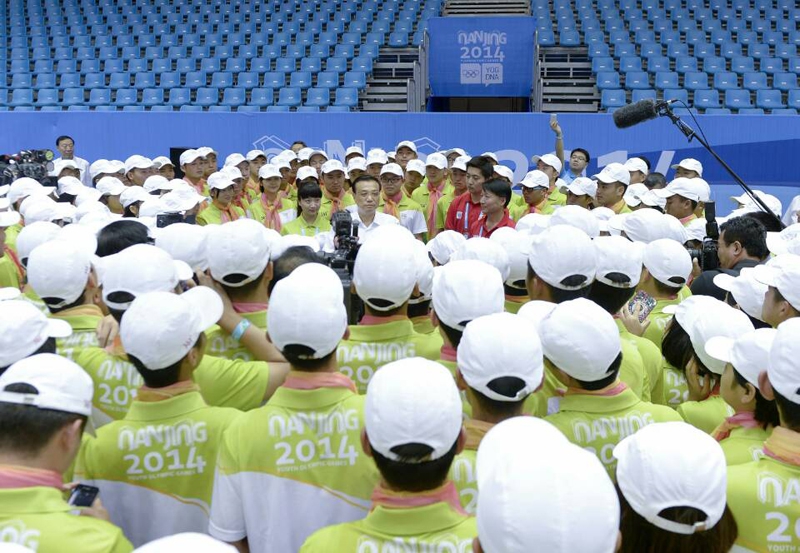 Premier chino visita a los voluntarios de los Juegos Olímpicos de la Juventud en Nanjing 