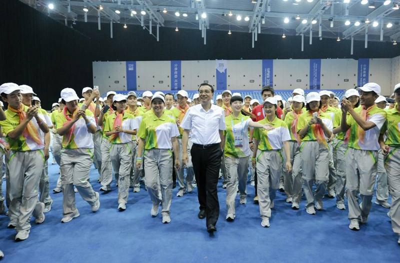 Premier chino visita a los voluntarios de los Juegos Olímpicos de la Juventud en Nanjing 