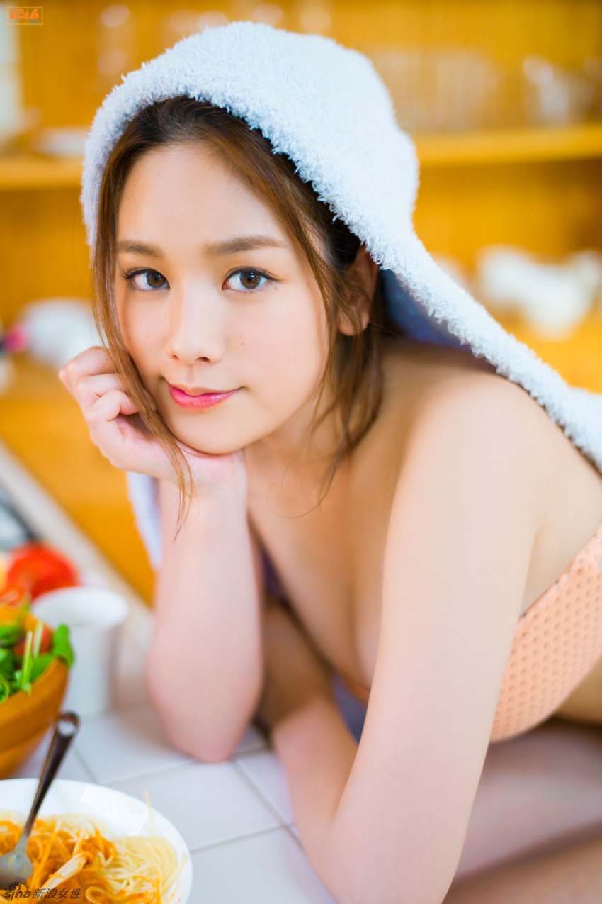 Hermosa chica japonesa luce su belleza y sensualidad para la lente22