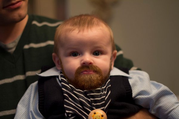 Fotos de diversión: niños angelicales con barba y bigote1