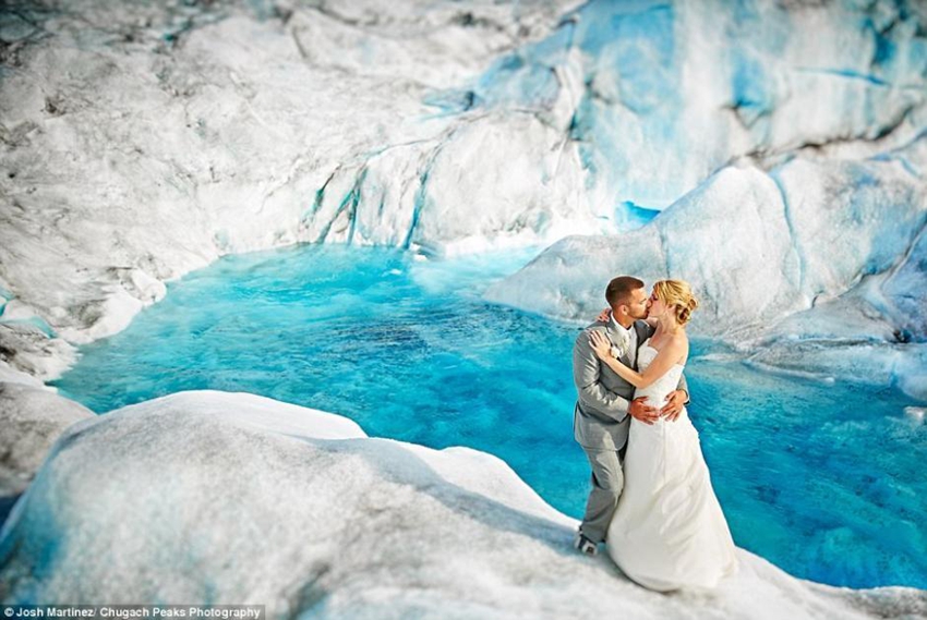 ¡Bellísima! fotografías románticas de novios en zona glaciar de Alaska1