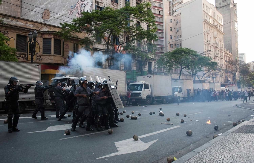 Sao Paulo pasa tarde de violencia por desalojo de familias que invadieron edificio3