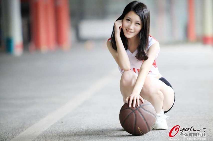 Chica hermosa posa dulce para animar a jugadores de baloncesto0