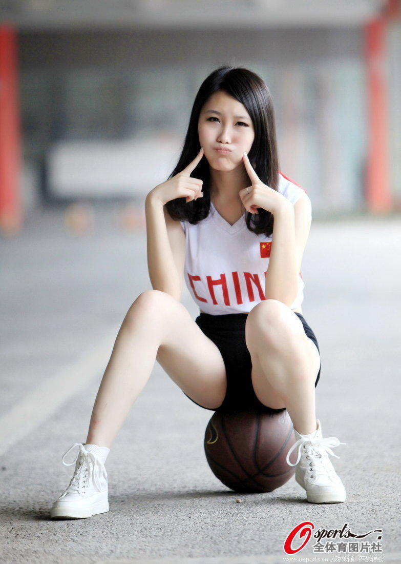 Chica hermosa posa dulce para animar a jugadores de baloncesto1