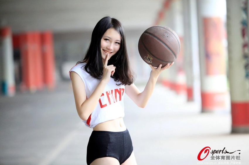 Chica hermosa posa dulce para animar a jugadores de baloncesto3
