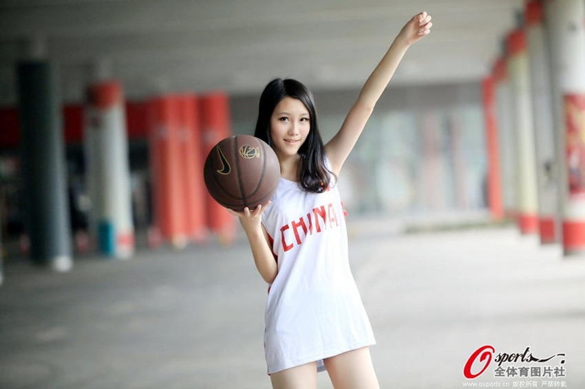 Chica hermosa posa dulce para animar a jugadores de baloncesto4