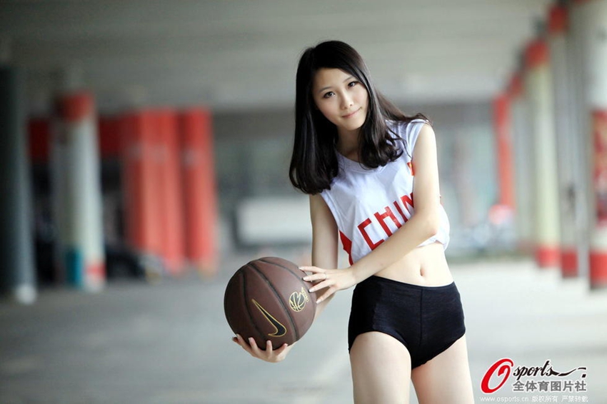 Chica hermosa posa dulce para animar a jugadores de baloncesto1