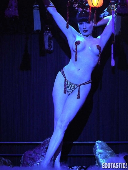 Dita von Teese, la bailarina erótica más sexy enciende Nueva York 11