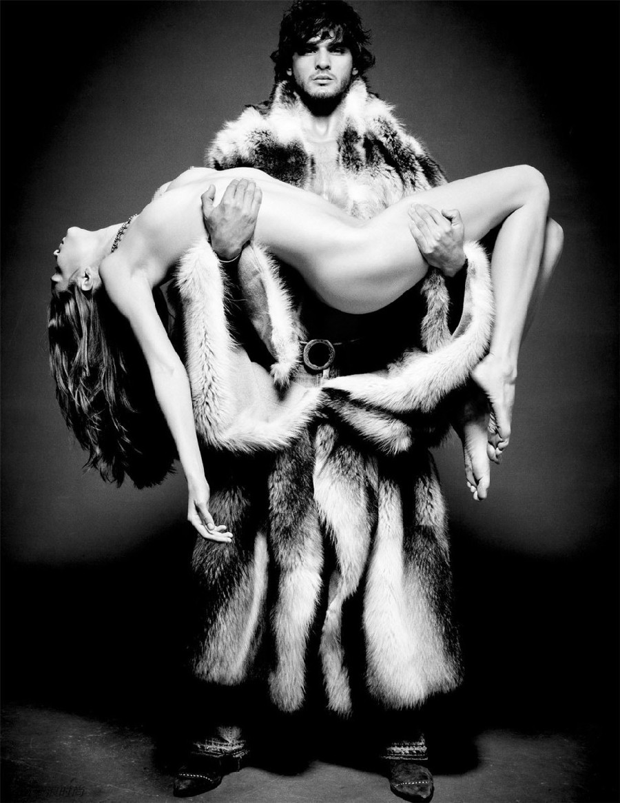 Modelos Josephine Skriver y Marlon Teixeira posan eróticos y desnudos