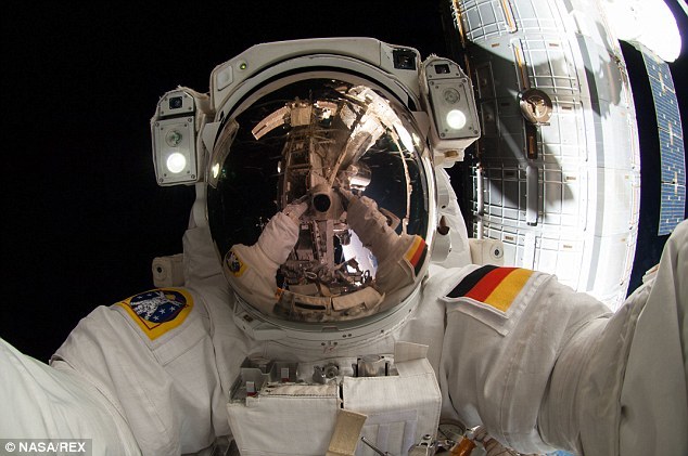 Espectaculares selfie de un astronauta en el espacio 1