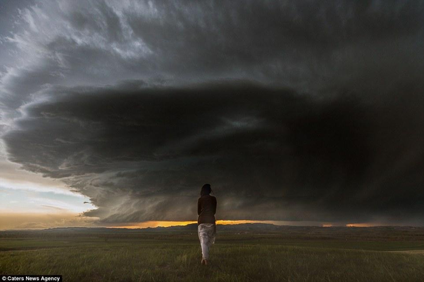 Fotógrafo toma fotos para su esposa durante devastador paso de tornados 3